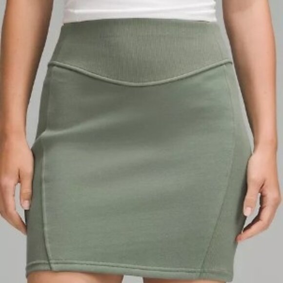 LULULEMON Scuba High Rise Mini Skirt in  Sz LARGE - Picture 1 of 4